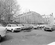 880665 Gezicht op het parkeerterrein in 'het gat in de Voorstraat', tussen de panden Voorstraat 61 en 71 te Utrecht, ...